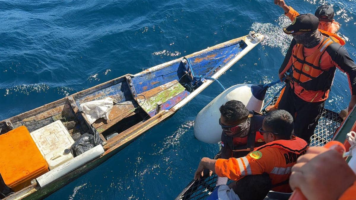 Petugas Basarnas Kupang mengevakuasi nelayan dari perahu kayu yang mengalami mati mesin di tengah laut dengan menggunakan kapal penyelamat.