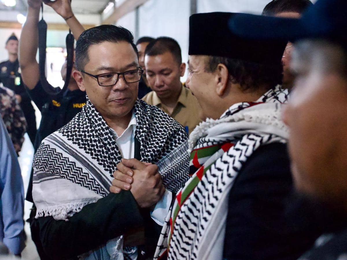 Jemput WNI Relawan GSF, Menlu Dikalungi Kafiyeh oleh Dubes Palestina