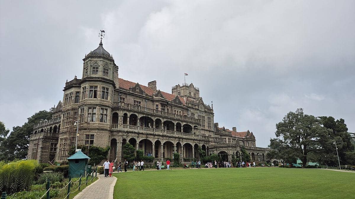 Momen pengunjung di Viceregal Lodge di Shimla, India, yang juga dikenal sebagai Rashtrapati Niwas.