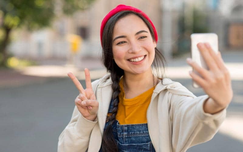 Benarkah Pose Peace saat Selfie Bisa BIkin Sidik Jari Bocor?