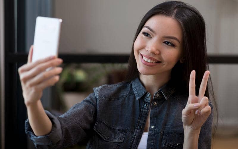 ilustrasi selfie close-up dengan pose peace