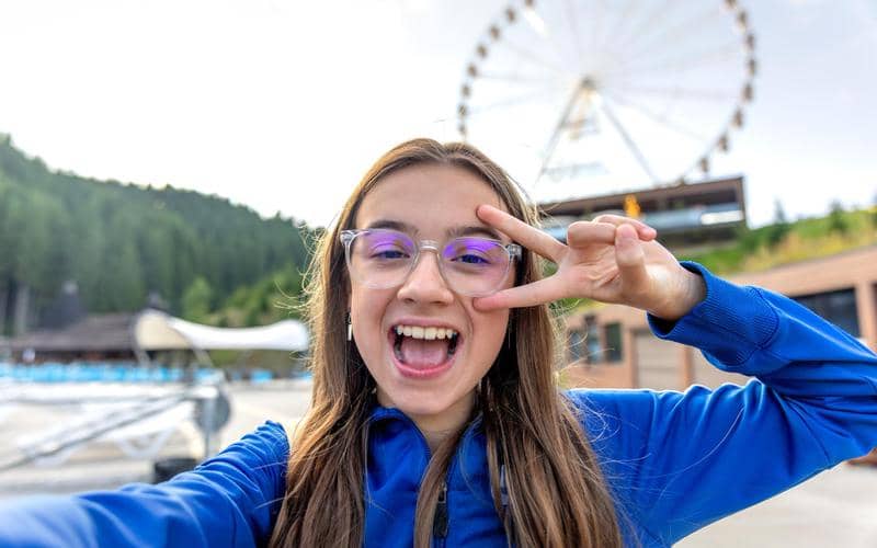 ilustrasi selfie dengan pose peace