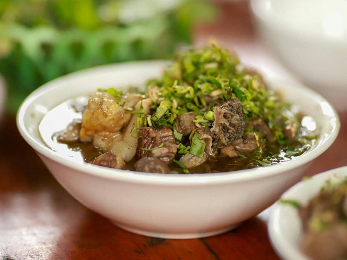 Hidangan Vietnam yang lezat dengan daging dan rempah-rempah segar