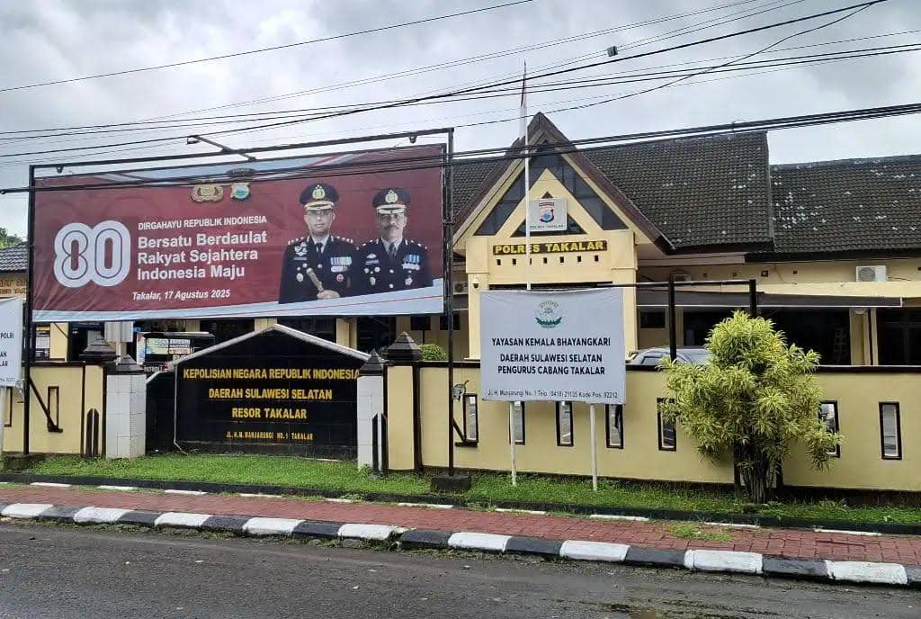 Gedung Polres Takalar di Jalan M.H Manjarungi dengan spanduk HUT ke-80 Republik Indonesia dan papan nama resmi di halaman depan.
