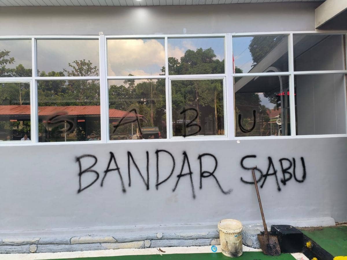 Tembok Lapas Kelas II A Bollangi Gowa dicoret tulisan vandalisme dengan cat semprot hitam di bagian dinding luar gedung.