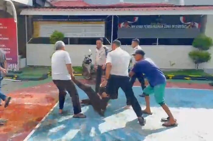 Petugas Lapas Kelas II A Bollangi bersama beberapa pria menyeret seorang pria yang diduga pelaku pengrusakan di area halaman lapas.