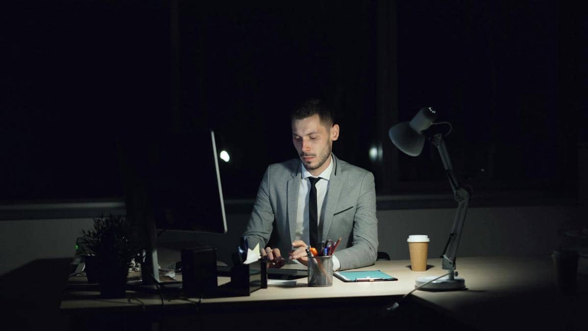 5 Alasan Ayah Workaholic Bisa Meninggalkan Luka Fatherless pada Anak