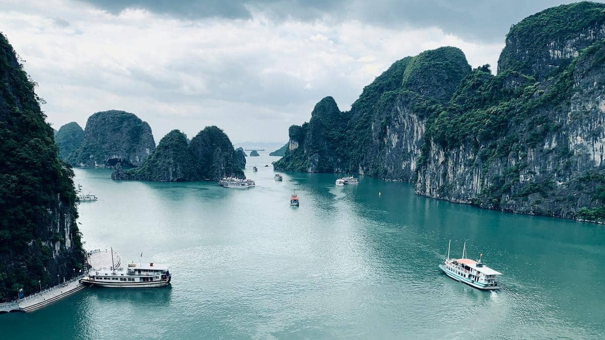 ilustrasi wisata di Vietnam