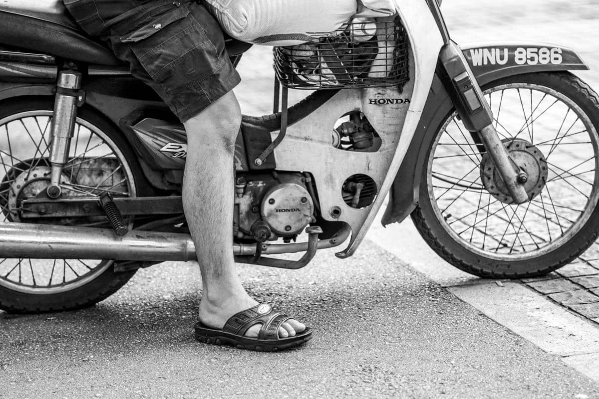 ilustrasi sandal flip-flop premium jepit dengan sole tebal (unsplash.com/Aye Shahril)