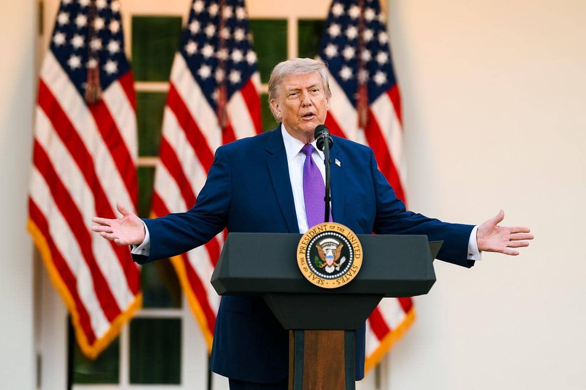 Donald Trump sedang berpidato.