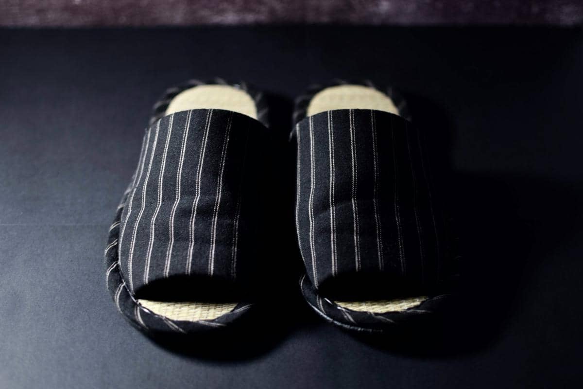 ilustrasi sandal slide minimalis monochrome casual (unsplash.com/Hitomi Bremmer)