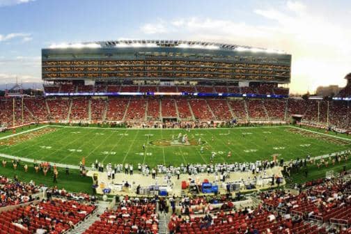 Pemandangan luas Stadiun Levi's di Santa Clara saat pertandingan sepak bola Amerika berlangsung dengan tribun penuh penonton.