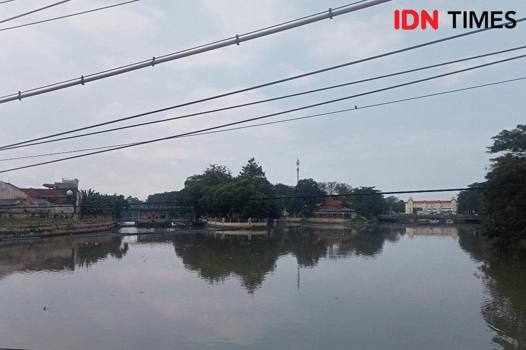 Tampak dari jauh: Pintu Air Wonokromo dan Pintu Air Jagir di persimpangan antara Sungai Kalimas dan Delta Jagir di daerah Wonokromo Kota Surabaya