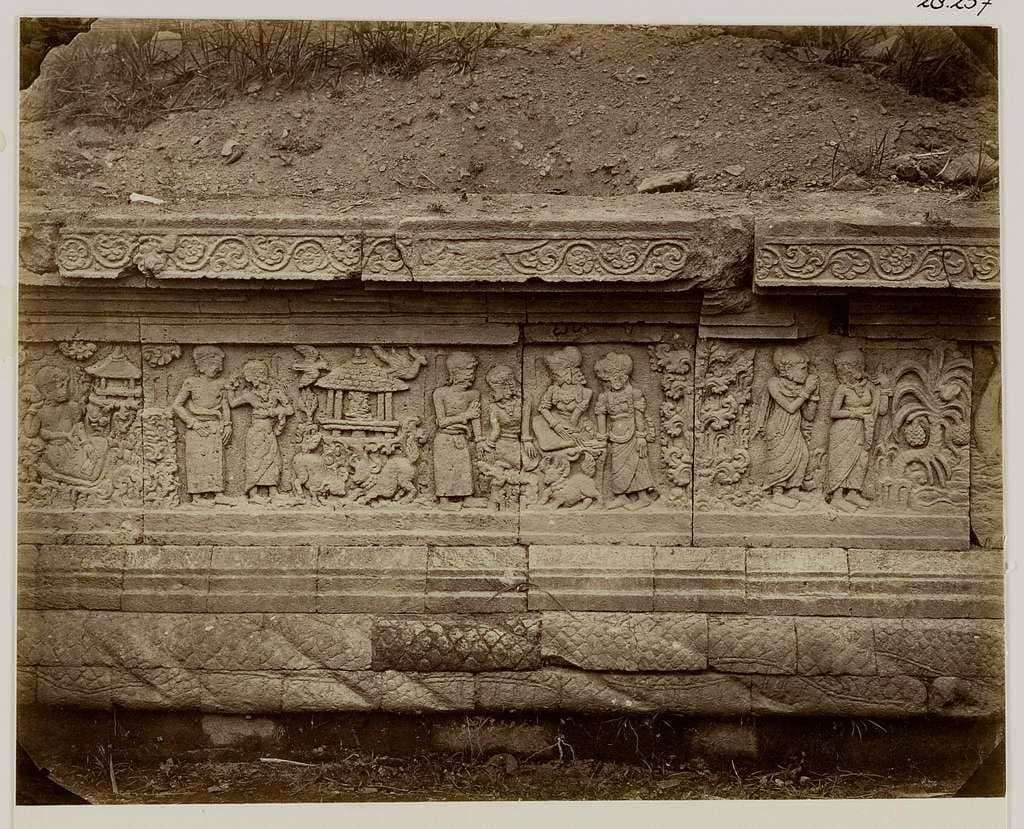 Relief di sisi barat Candi Penataran, situs peninggalan Kerajaan Singasari yang merupakan pendahulu dari Kerajaan Majapahit