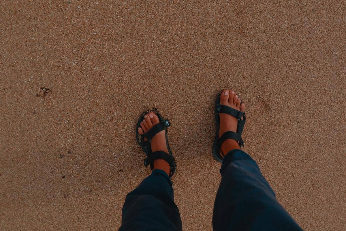 ilustrasi sandal gunung dua ban double buckle atau strappy sandal (unsplash.com/Mae De los Santos)