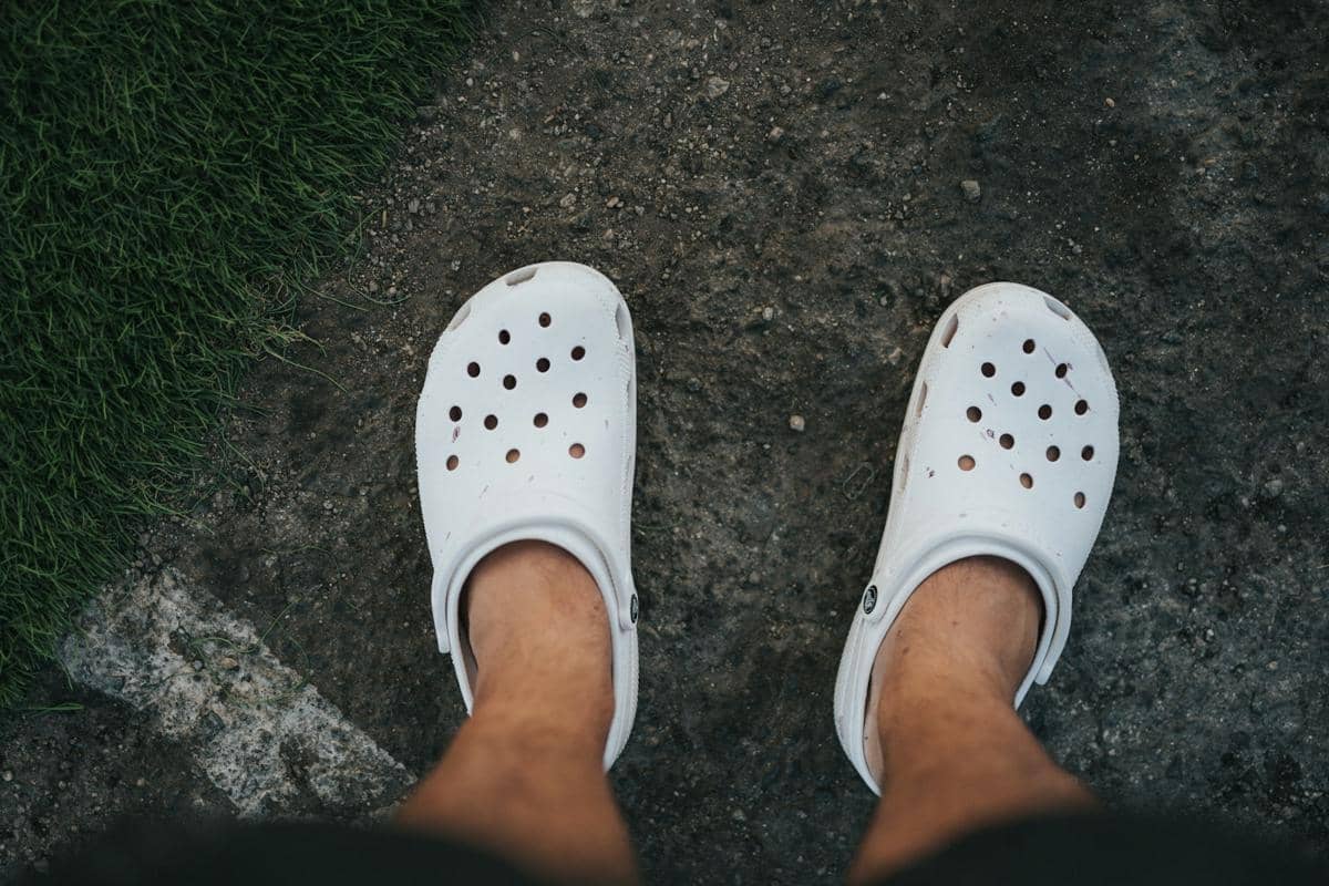 ilustrasi sandal clog karet dengan jibbitz platform clogs (unsplash.com/Nathan Dumlao)