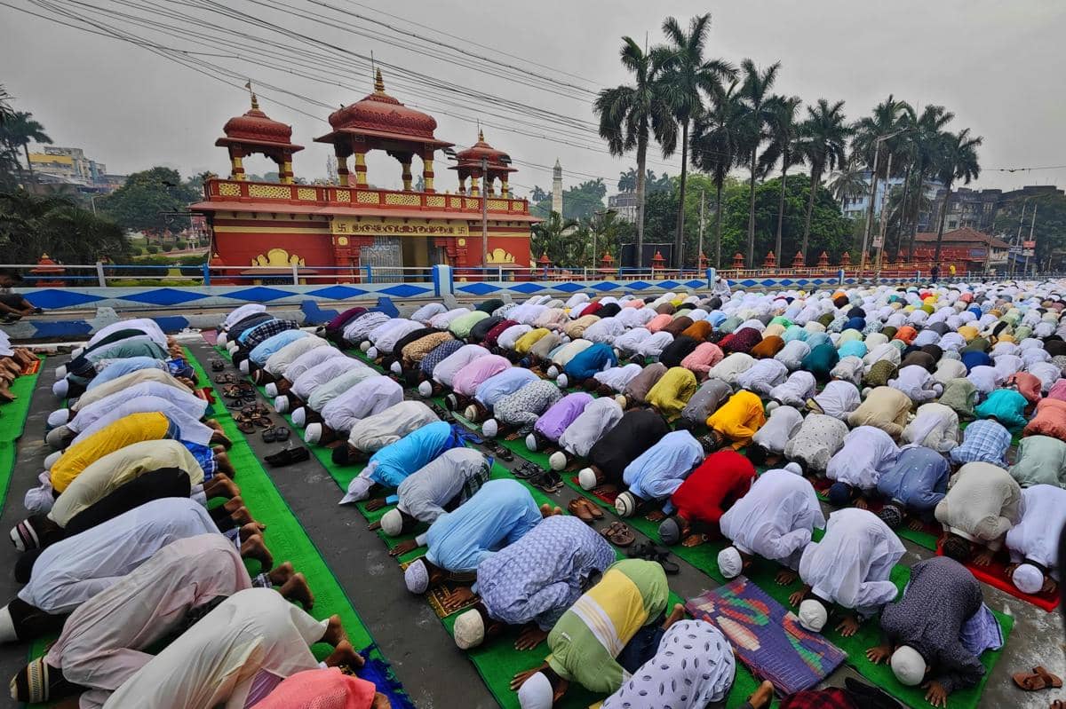 Ilustrasi jemaah melaksanakan salat idul adha di lapangan terbuka kawasan pusat kota surabaya.