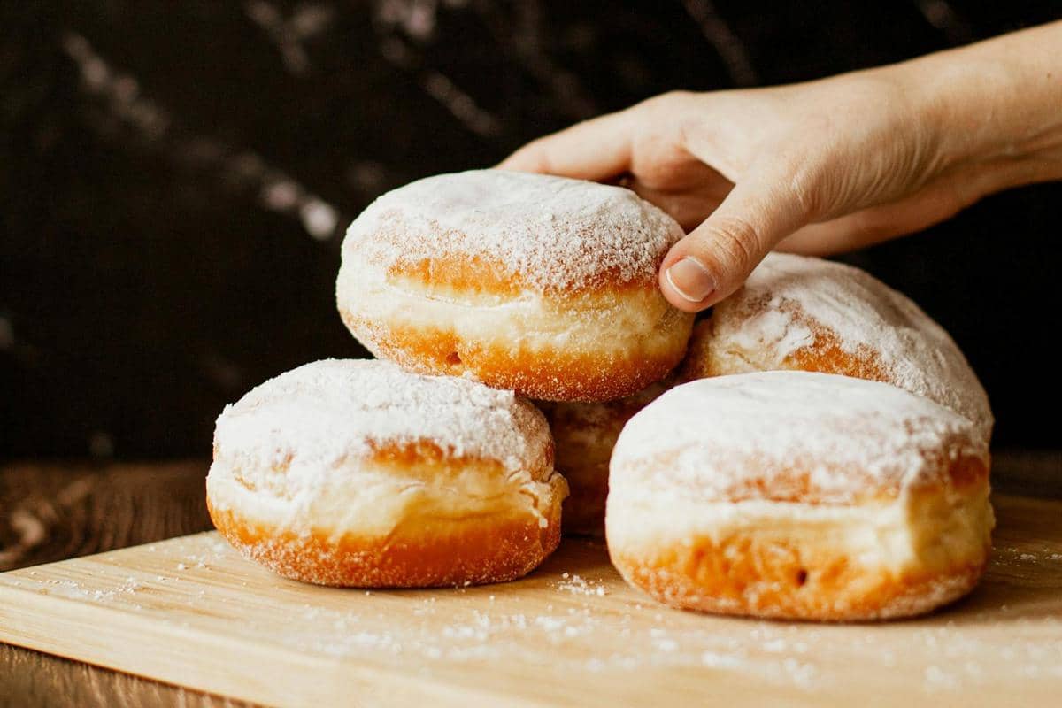 Resep Donat Susu Lembut Anti Bantat, Taburan Susunya Melimpah!