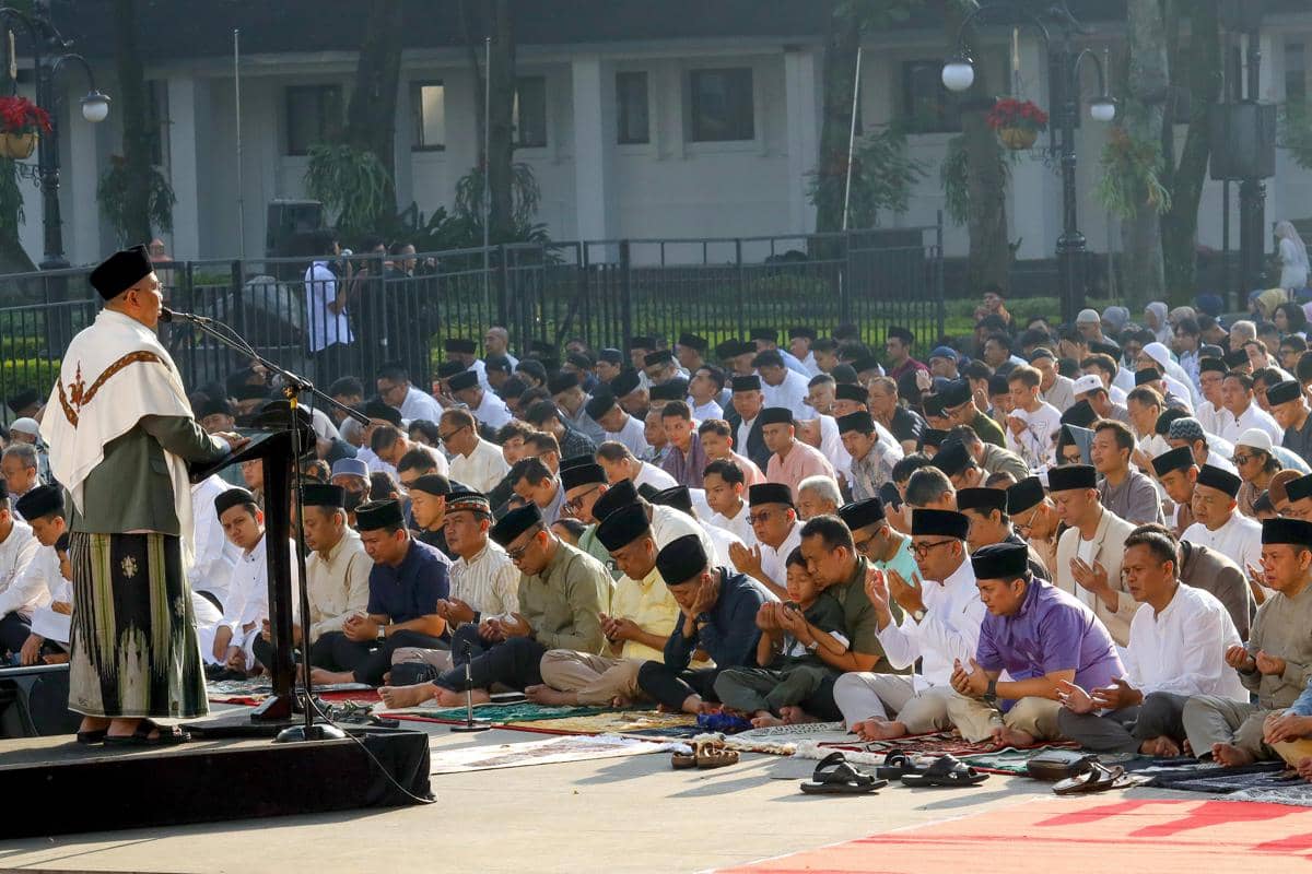 Ilustrasi suasana salat idul adha berjemaah di lapangan kawasan surabaya timur.