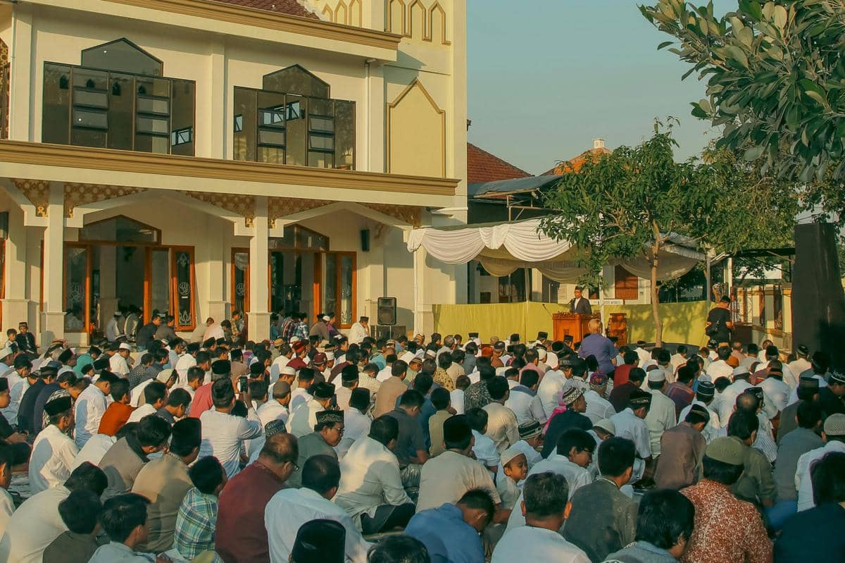 Ilustrasi pelaksanaan salat idul adha di kawasan permukiman dan lapangan surabaya utara.