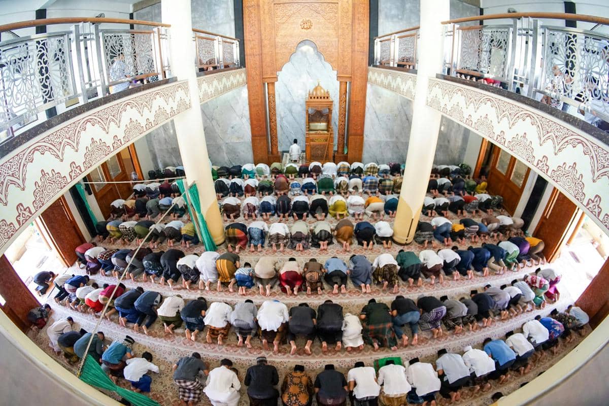 Ilustrasi salat idul adha berjemaah di lapangan dan halaman masjid kawasan surabaya selatan.