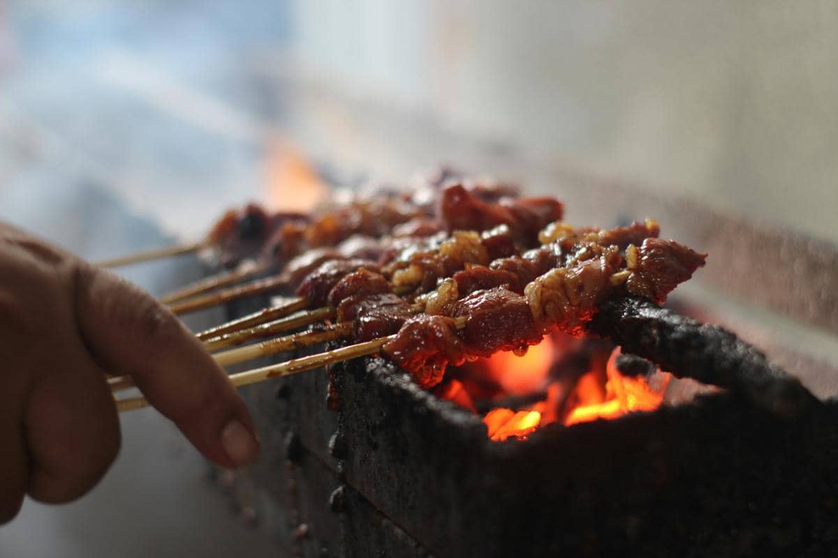 ilustrasi membuat sate maranggi Hj. Yetty