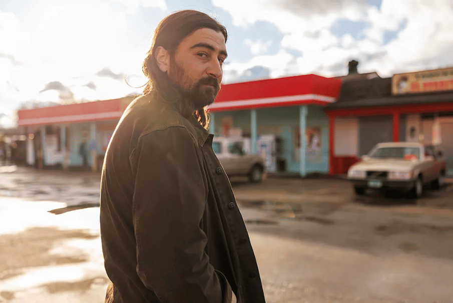 Noah Kahan dalam musik video "The Great Divide"