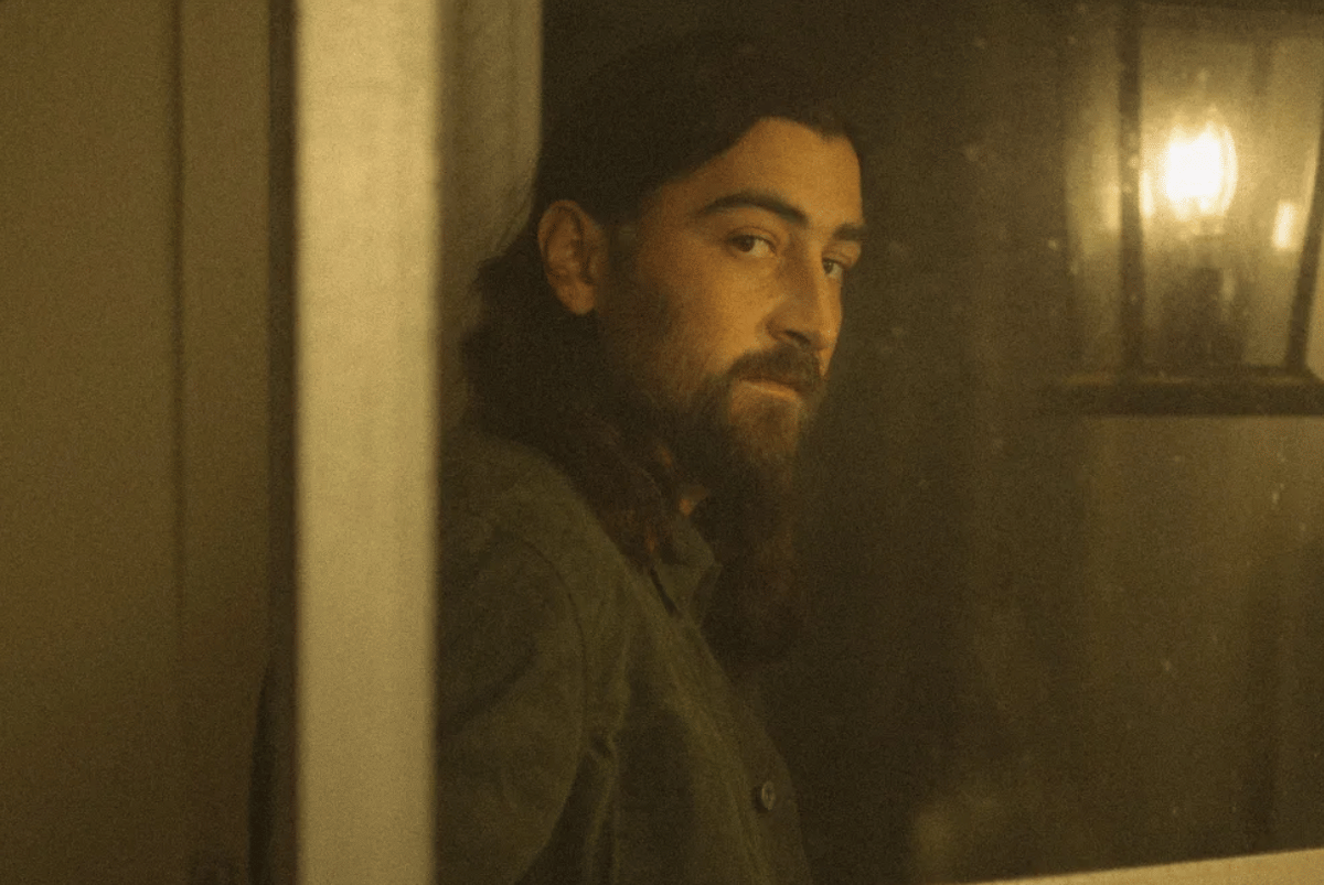 Noah Kahan dalam musik video "The Great Divide"