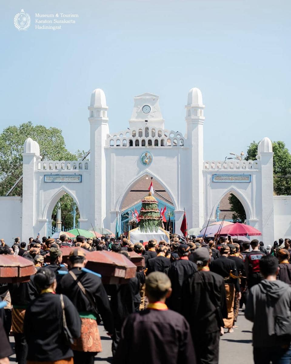 arak-arakan gunungan saat Grebeg Besar Keraton Solo