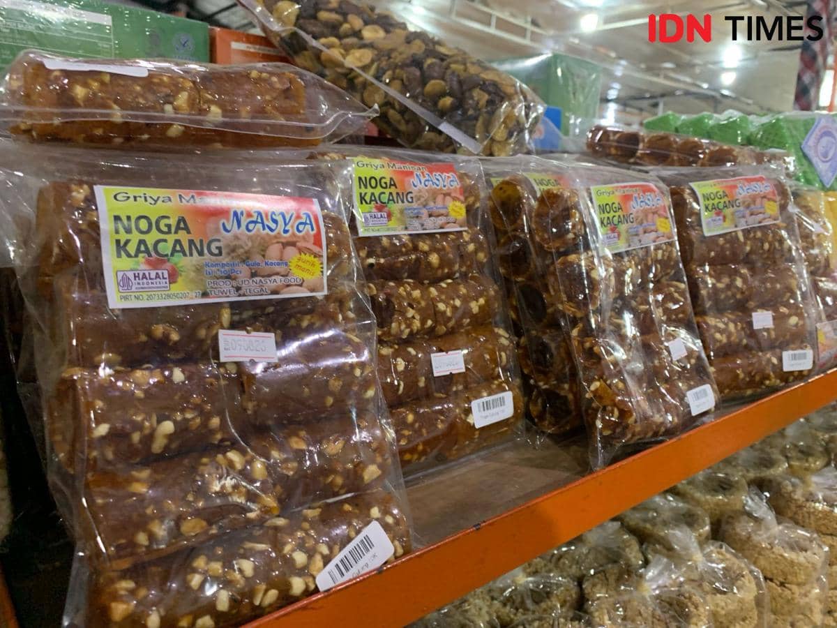 Deretan kemasan nuga kacang tradisional berlabel halal tersusun rapi di rak toko oleh-oleh Istana Kerupuk Tangerang.