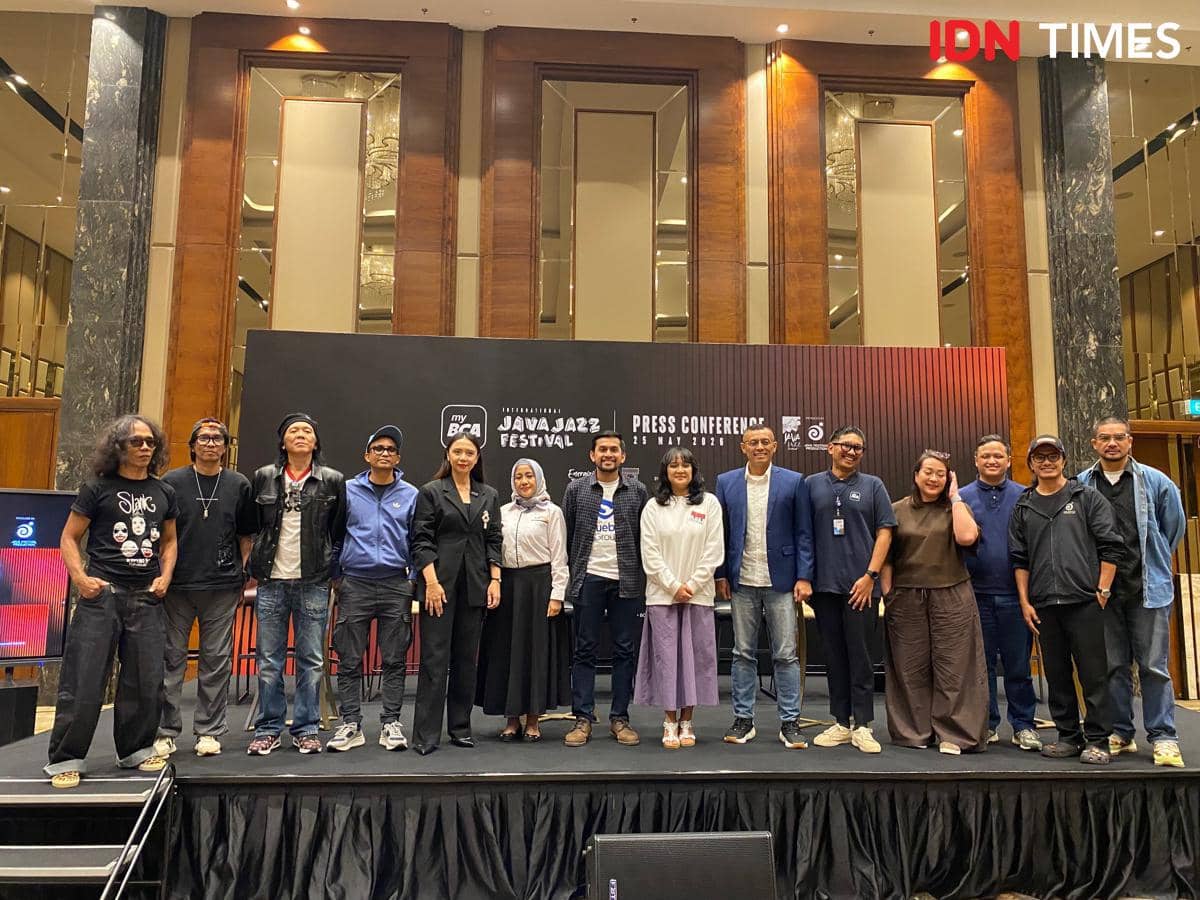 Sejumlah panitia dan perwakilan artis berpose bersama di atas panggung saat konferensi pers Java Jazz Festival 2026 di Swissotel Jakarta PIK Avenue.