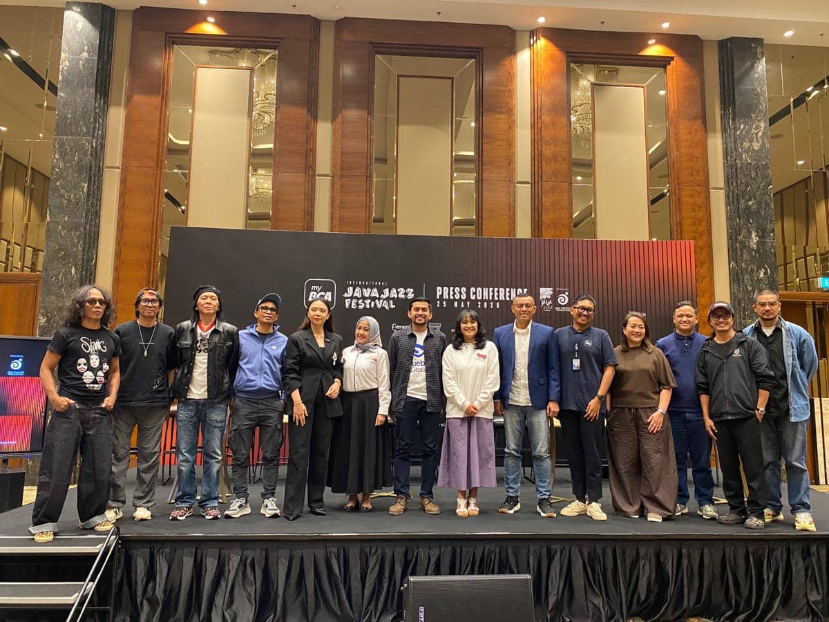 Sejumlah panitia dan musisi berpose bersama di atas panggung saat konferensi pers Java Jazz Festival 2026 di Swissotel Jakarta PIK Avenue.