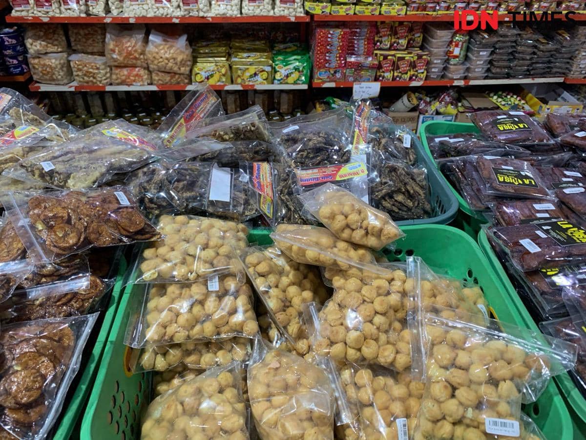Berbagai camilan tradisional seperti kerupuk dan makanan ringan khas Indonesia dikemas dalam plastik dan dipajang di toko Istana Kerupuk Tangerang.