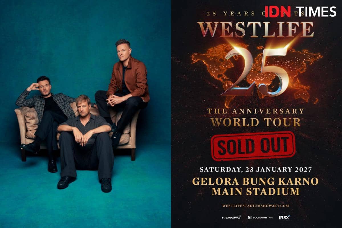 Tiga anggota grup musik duduk di sofa dengan latar biru, di samping poster tur dunia peringatan 25 tahun bertuliskan Westlife 25 Years of Hits.