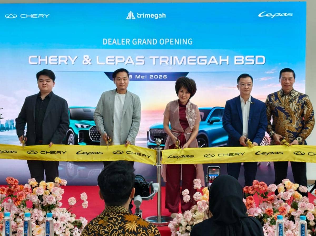 Lima orang berpose sambil memotong pita kuning bertuliskan Chery dan Lepas pada acara peresmian diler Chery Trimegah BSD.