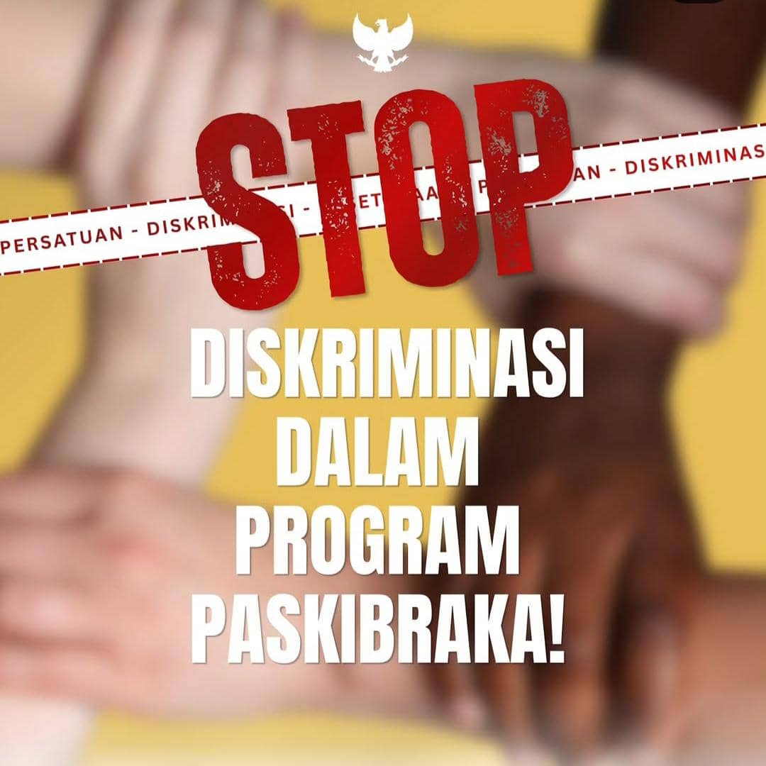 Poster dengan tulisan 'Stop Diskriminasi dalam Program Paskibraka' menampilkan beberapa tangan saling menggenggam di latar kuning.