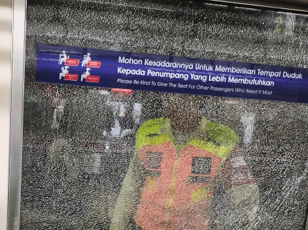 "Aksi pelemparan batu terhadap rangkaian KRL Green Line terjadi di sekitar Stasiun Tigaraksa pada Minggu malam (24/5).