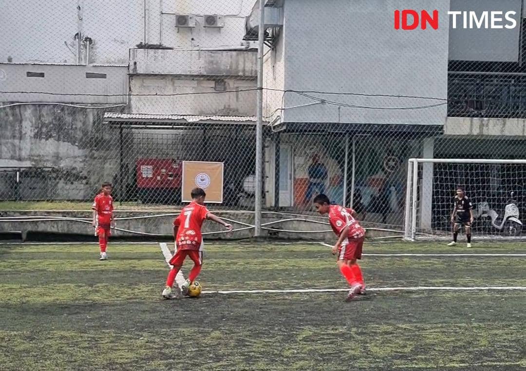 Coaching Clinic dipimpin mantan pemain timnas Indonesia Budi Sudarsono di Markas SSB Bumara, Sukawinatan Palembang