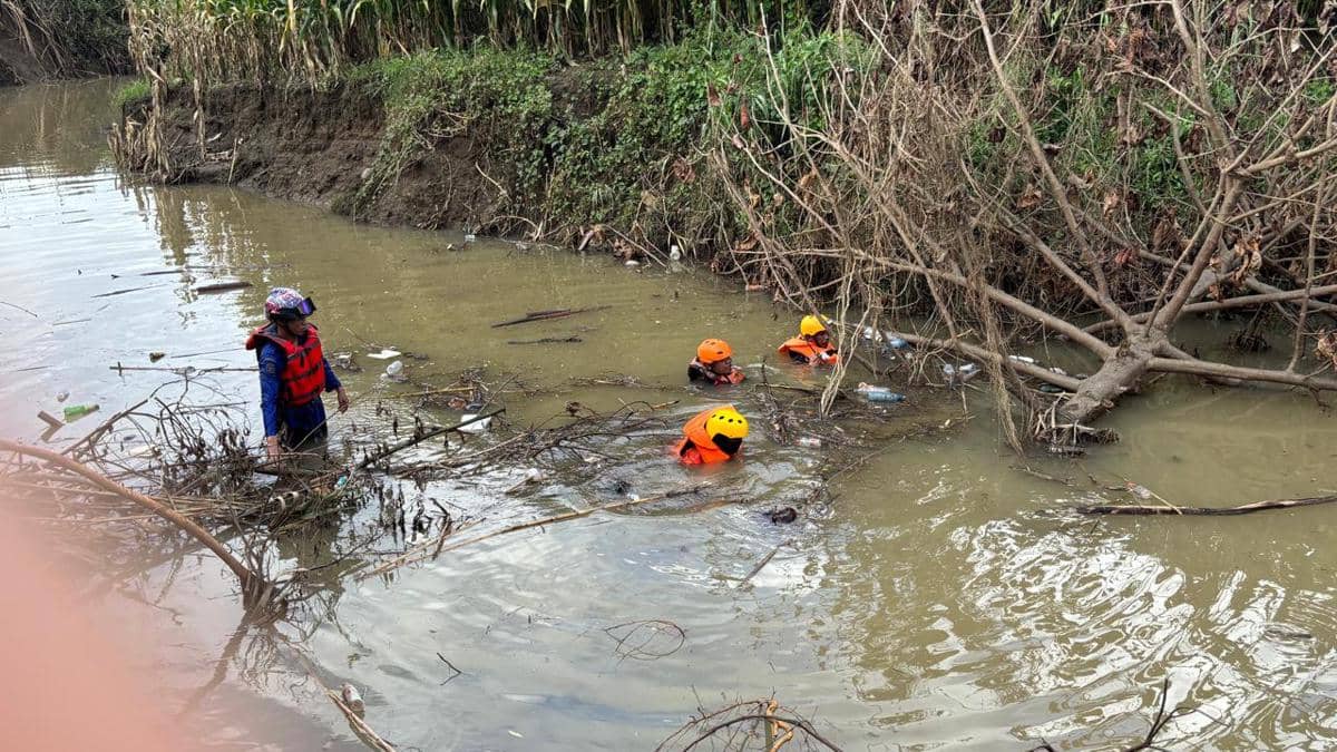 Tim SAR mencari pria lansia yang terjatuh dan terseret arus saluran irigasi di Desa Wage, Kecamatan Sabbang Paru, Kabupaten Wajo, Sulawesi S