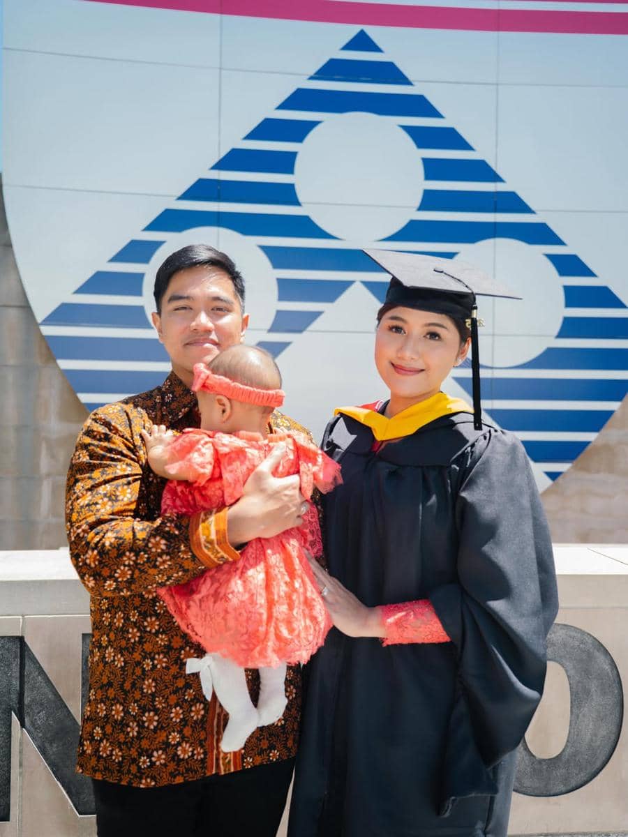 Gaya Erina Gudono saat Wisuda S2, Pakai Kebaya Karya Didiet Maulana