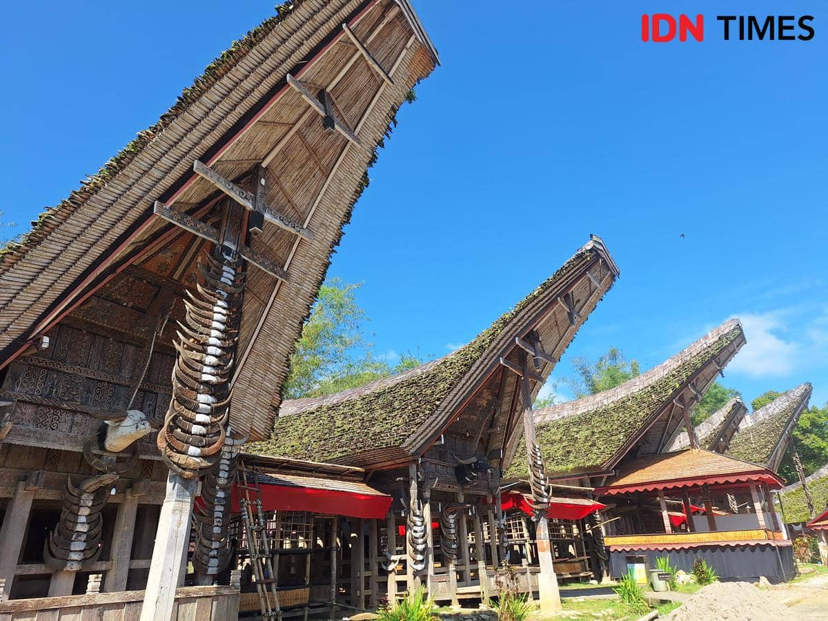 Suasana Kete Kesu, desa wisata adat dan budaya Tana Toraja di Sulawesi Selatan dan makam kuno di gua serta tebing.