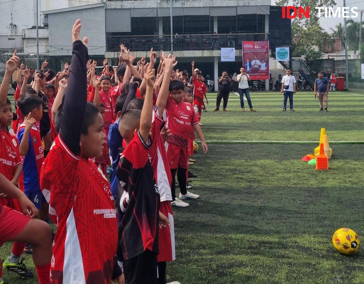 Coching Clinic dipimpin mantan pemain timnas Indonesia Budi Sudarsono di Markas SSB Bumara, Sukawinatan Palembang