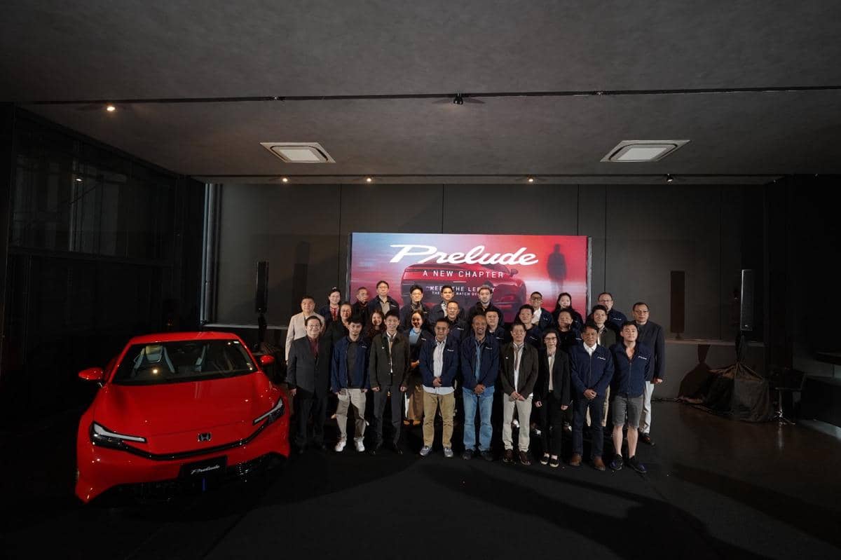 Sekelompok orang berfoto bersama di depan mobil Honda Prelude merah dalam acara peluncuran di Indonesia.