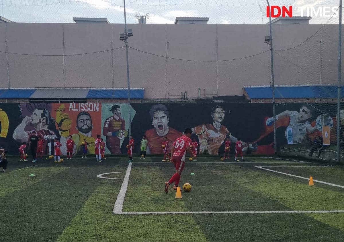 Coaching Clinic dipimpin mantan pemain timnas Indonesia Budi Sudarsono di Markas SSB Bumara, Sukawinatan Palembang