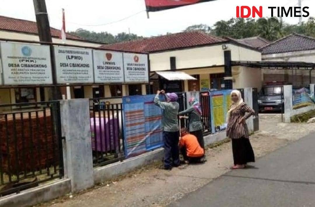Warga Desa Cibangkong Banyumas memasang spanduk di depan kantor desa yang menjadi salah satu sentra produksi arang di wilayah tersebut.