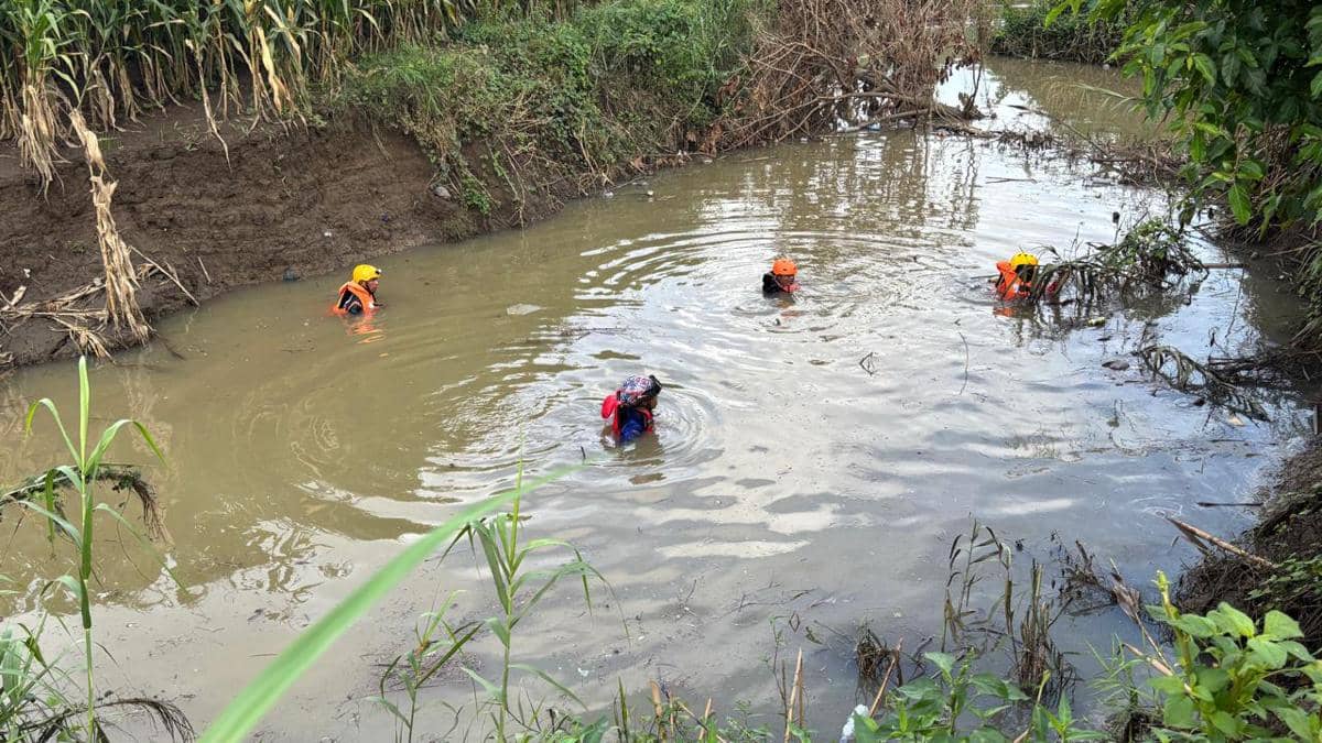 Tim SAR mencari pria lansia yang terjatuh dan terseret arus saluran irigasi di Desa Wage, Kecamatan Sabbang Paru, Kabupaten Wajo, Sulawesi S