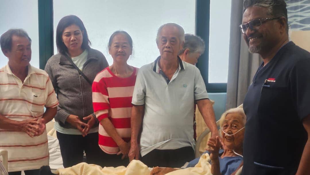 Seorang pasien lansia dirawat di rumah sakit dikelilingi keluarga dan tenaga medis dalam layanan Fracture Liaison Service di Sunway Medical Centre.