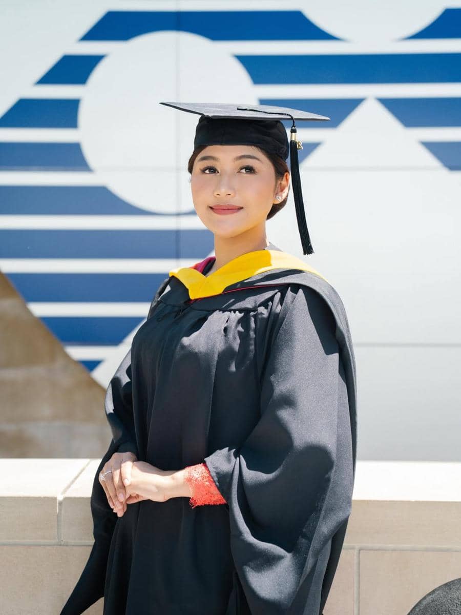 Gaya Erina Gudono saat Wisuda S2, Pakai Kebaya Karya Didiet Maulana