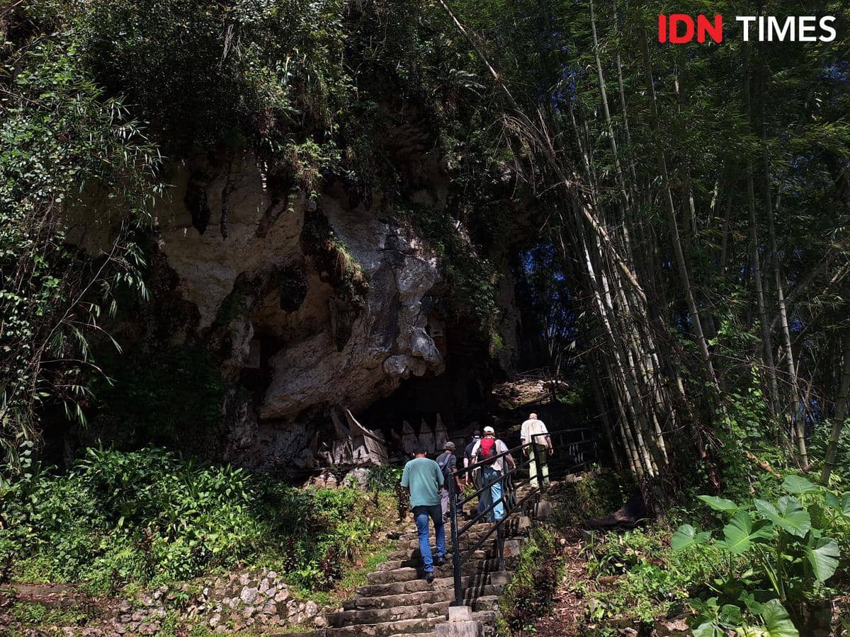 Suasana Kete Kesu, desa wisata adat dan budaya Tana Toraja di Sulawesi Selatan dan makam kuno di gua serta tebing.