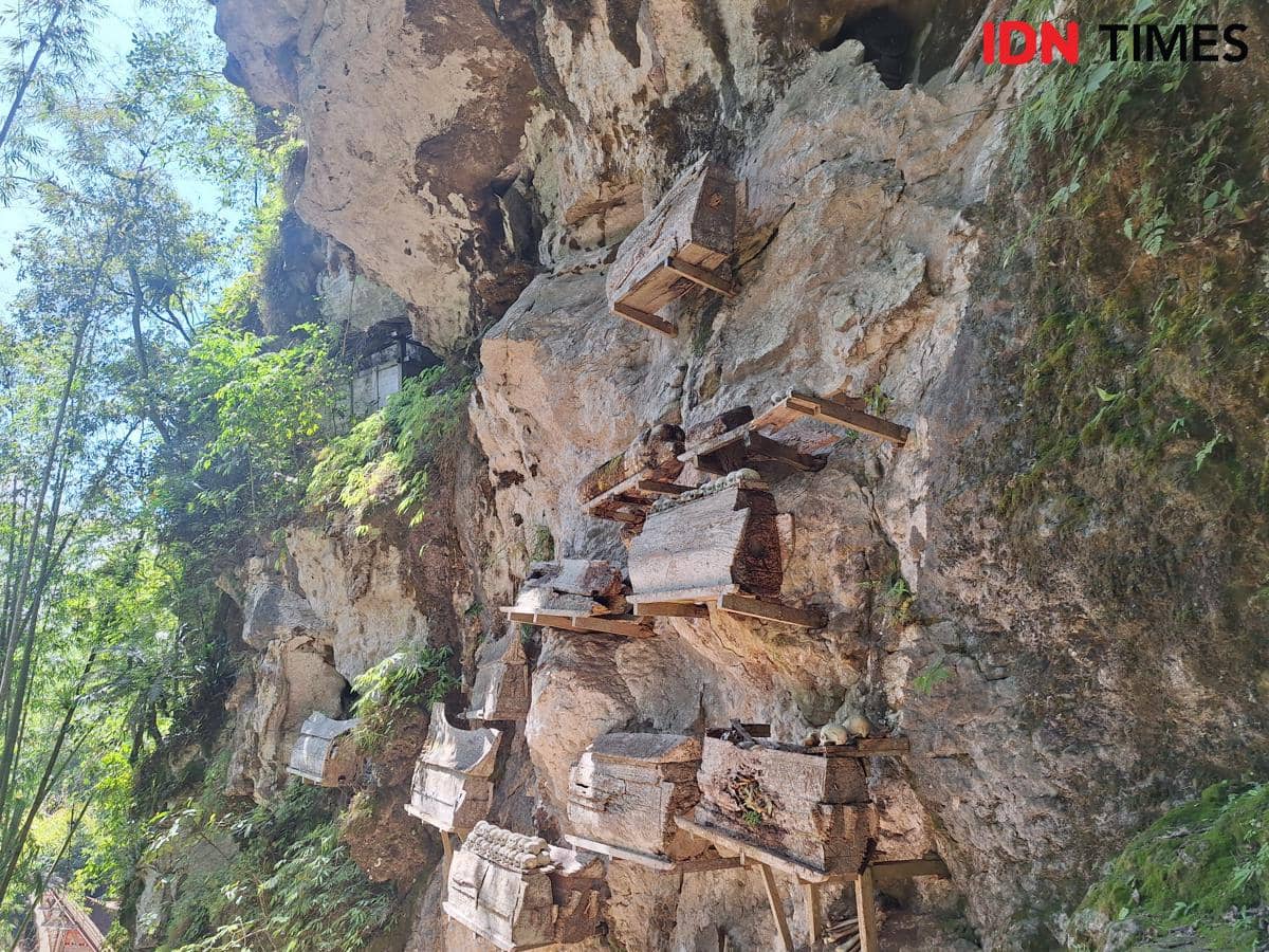 Suasana Kete Kesu, desa wisata adat dan budaya Tana Toraja di Sulawesi Selatan dan makam kuno di gua serta tebing.